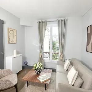 Stunning Near Eiffel Tower París